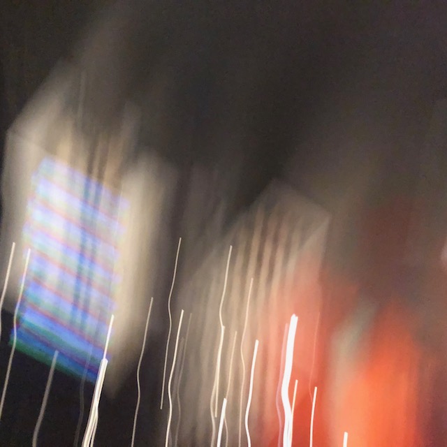 Abstrakte fotografische Studie in Unschärfe mit Lichtspuren
